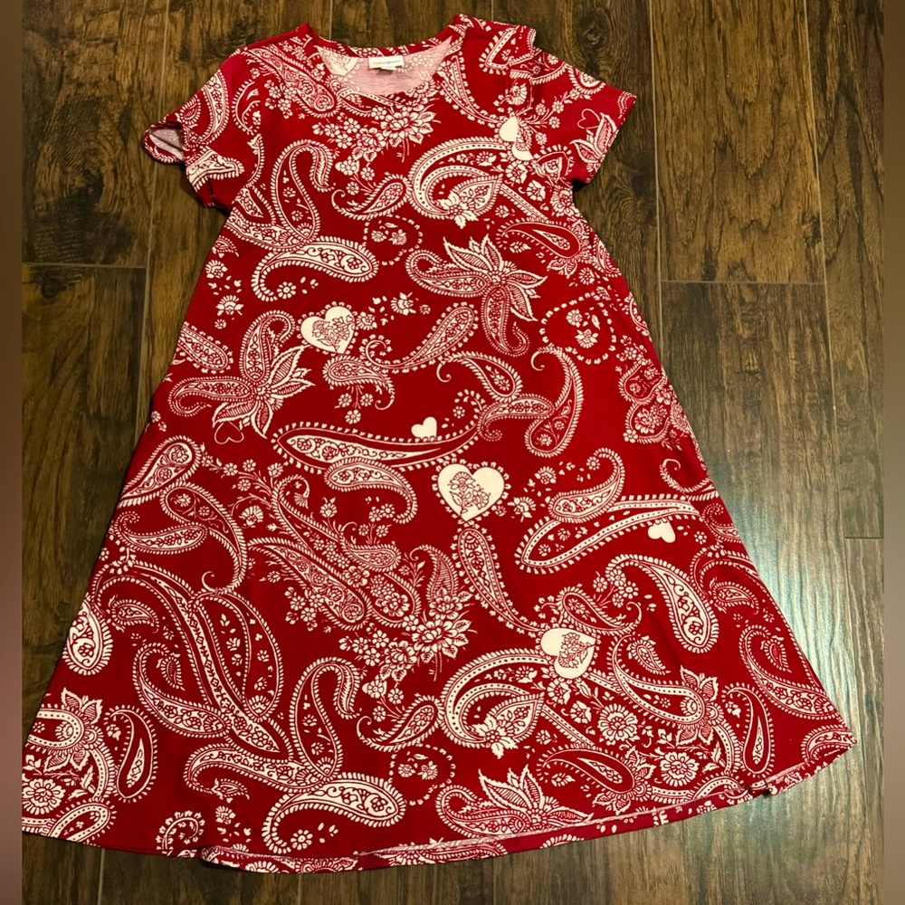 Like brand new! Only worn once! Perfect for Valentines Day! Red and cream.